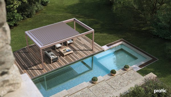 A Pratic pergola Brera offering shade by a pool.